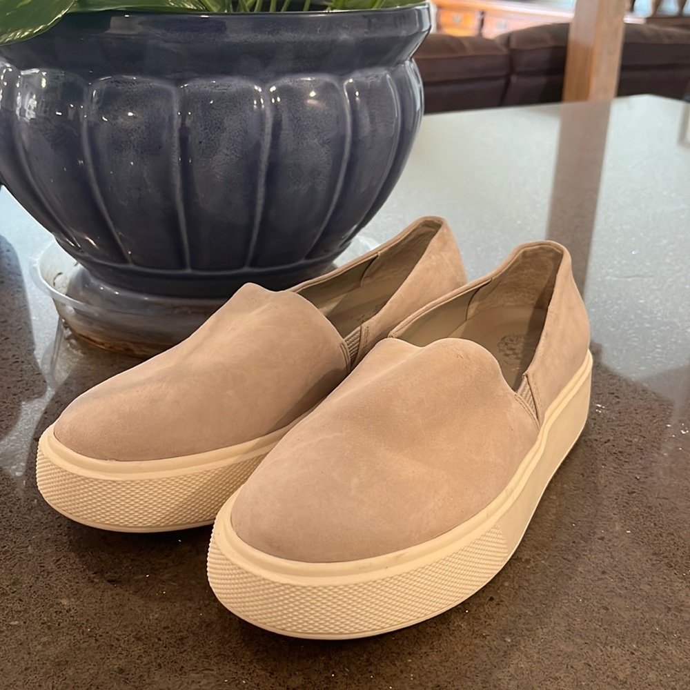 Vince camuto size 8.5 suede light grey